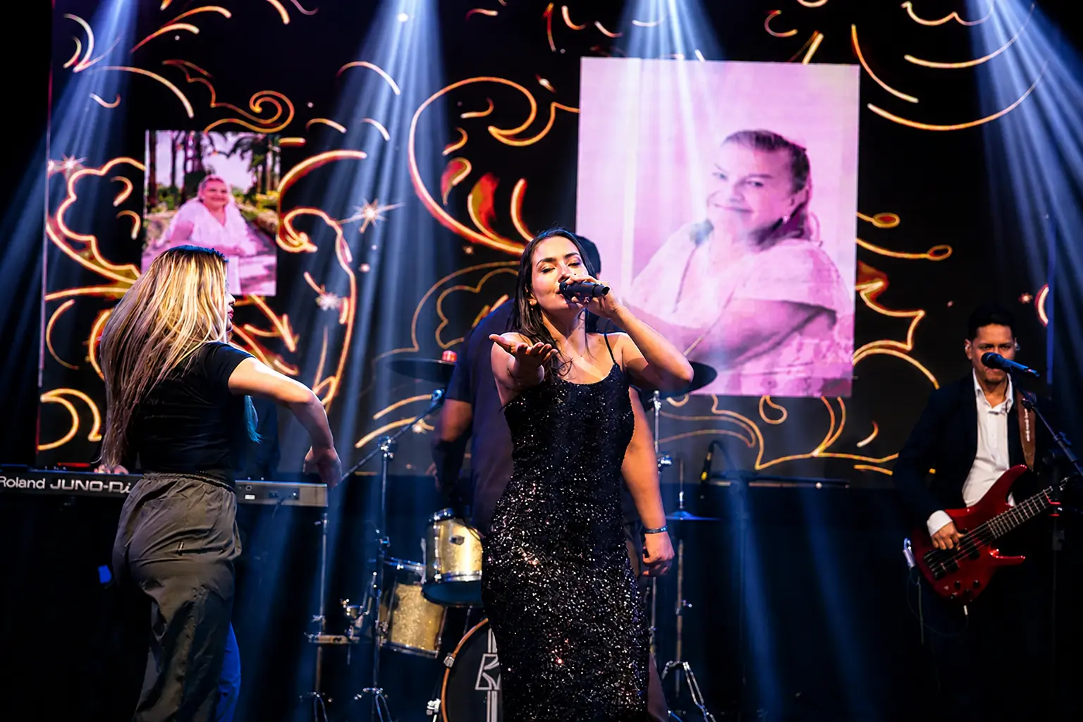 Jeane Souza e banda no palco