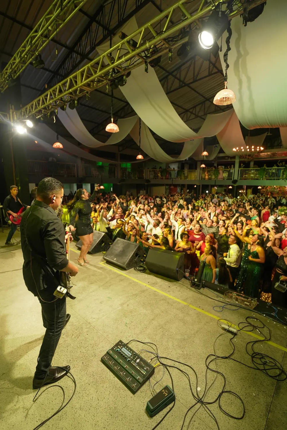 Jeane Souza e músicos animando o público